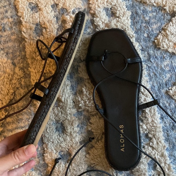 ALOHAS Sandals! Never worn super cute strappy shoe - Picture 3 of 4